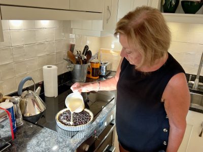 170825 Cate makes myrtille tart